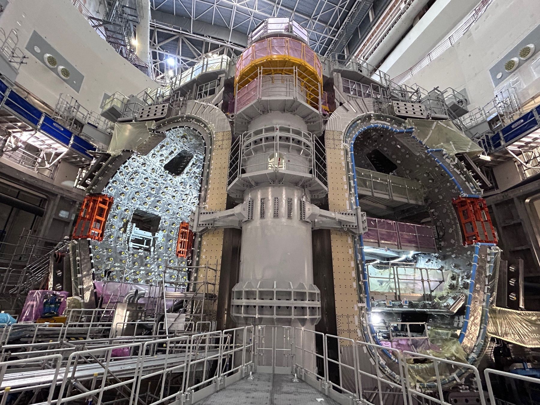 ITER · 装配现场，2026年4月